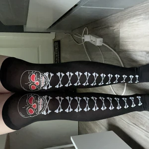 thigh highs - KÖPTA PÅ SELLPY söta thigh highs med dödskallar på!!💕 passar alla storlekar, stretchiga och mjuk och tunt material! aldrig använda💕