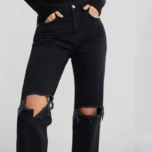 Snygga jeans från Gina tricot som inte löngre kommer till användning💗 knappast använda och ör därför i bra skick!