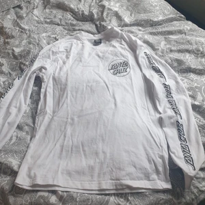 Santa cruz tröja. - Santa cruz tröja i storlek S. Den är använd ett fåtal gånger. Säljer den pågrund av att den är för liten så den kommer inte till användning.