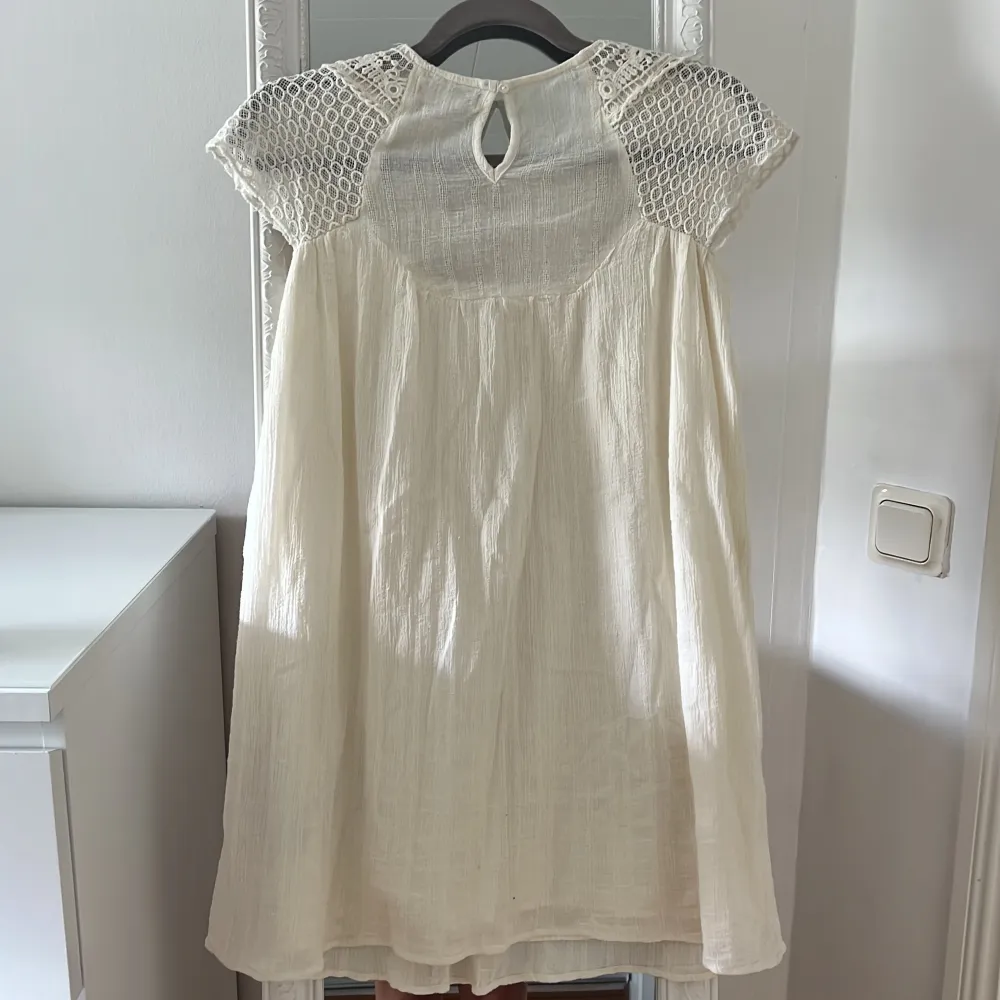 jättesöt vit sommarklänning köpt från Zara förra året och är helt ny med prislapp kvar, tyget är linneliknande, klänningen är i storlek 164 men passar mig perfekt så skulle säga att den motsvarar en XS. Klänningar.