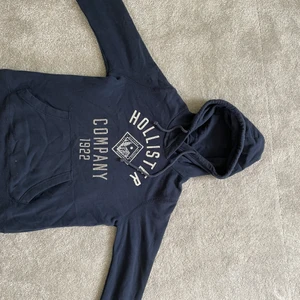 Hoodie från hollister - Säljer denna hoodie från Hollister i Strl S. ✨