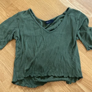 Grön billig topp - Säljer denna söta topp för endast 20kr! Passar alla stilar och kroppsformer. Mer billiga toppar finns på min profil! 💕