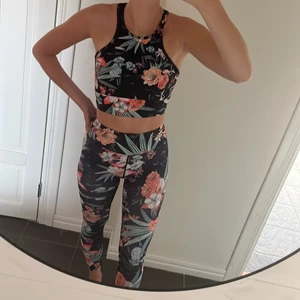 Strongerset i storlek S - Båda delarna är i bra skick o har används ca. 4 ggr. Utgångspriset på setet är över 1000 kr och jag säljer båda delarna för 450kr och köparen står för frakten. 