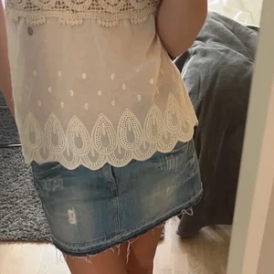 Jeanskjol - Supersnygg lågmidjad jeanskjol och perfekt till sommaren❤️