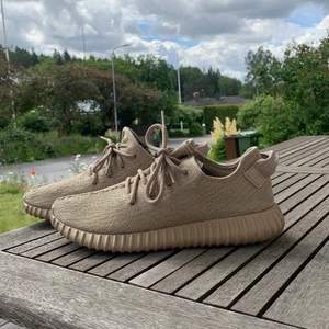 Yeezy Oxford Tan 42 - Jag säljer nu mina Yeezys som varit med mig sedan 2019. Skorna är i ett väldigt gott skick (9/10), undersulorna är smutsiga av vardagligt bruk, inga andra defekter finns på skorna. Dem är köpta på Goat 2019 för 15000kr. Dock kan jag inte återfinna lådan.