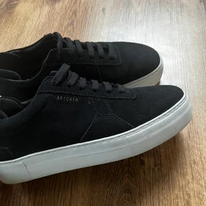 Axel arigato skor  - Säljer mina nya Axel arigtao skor då jag inte längre har användning av dem. Har endast använt dem 3-4 gånger och är som nya. Pris kan diskuteras. 