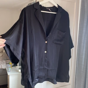 Kortärmad skjorta - Mörk grå skjorta❤️kan användas som pyjamas men är även fin till vardags❤️ Använd 1 gång!!