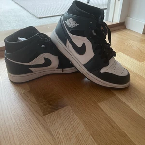 Jordan 1 mid  - Säljer mina snygga Jordans då de inte kommer till användning! De är endast använda ett fåtal gånger men hoppas någon annan kan få användning för dem! Sååå sköna och passar till allt! 🥰