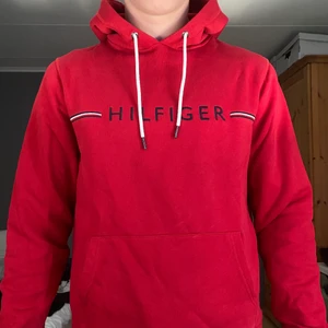 Tommy Hilfiger Hoodie i storlek M - En hoodie i mycket bra skick, endast använd ca 5 gånger. Storlek M från herravdelningen. Köpt för 700 kr.