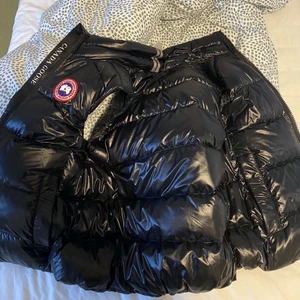 Ny canda goose, väst tjej modell. - Västen är i storlek xs för tjejer, var tyvärr för liten för mig. Lappen finns kvar osv.