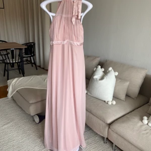 Tärnklänning  - Rosa tärnklänning, använd en gång. 