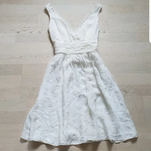 Äkta sidenklänning - Så vacker vit klänning i 80% äkta siden, nyskick! Stl 34 men kan passa 32/36 också den storleken kan schusteras med bandet i ryggen 💖65 kr💖 frakt 52 kr!