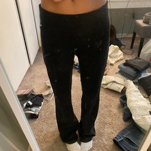Pink Yogapants - Säljer mina svarta lågmidjade YogaPants från Pink VictoriaSecret då de är för stora för mig, dessa är storlek M. Har ett par exakt likadana i min storlek och älskar dom, antingen att mysa i hemma eller gå promenader med😻 Köpt för 600kr och knappt använda.