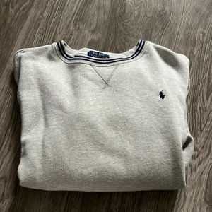 Sweatshirt  - Ljusgrå sweatshirt med marinblå detaljer från ralph lauren. Fick i julklapp, men den kommer ej till användning längre. Om många är intresserade blir det budgiving. Frakt tillkommer! Tryck inte på KÖP NU, kontakta mig först!
