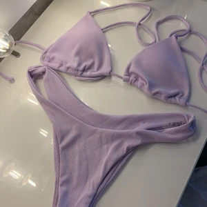 Bikini - En jättefin pastell lila bikini från shein i storlek S. Den är helt oanvänd och säljer pga att överdelen inte passade. Under delen är halv string och överdelen har snören som man knyter runt halsen och vid ryggen Säljs för 40kr plus frakt.