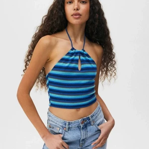 blå randig topp från pull and bear - halterneck med knyte i nacken, helt ny aldrig använd med lapp kvar, storlek S❤️ (frakten kostar 51 inte 49 men finns inte som alternativ)