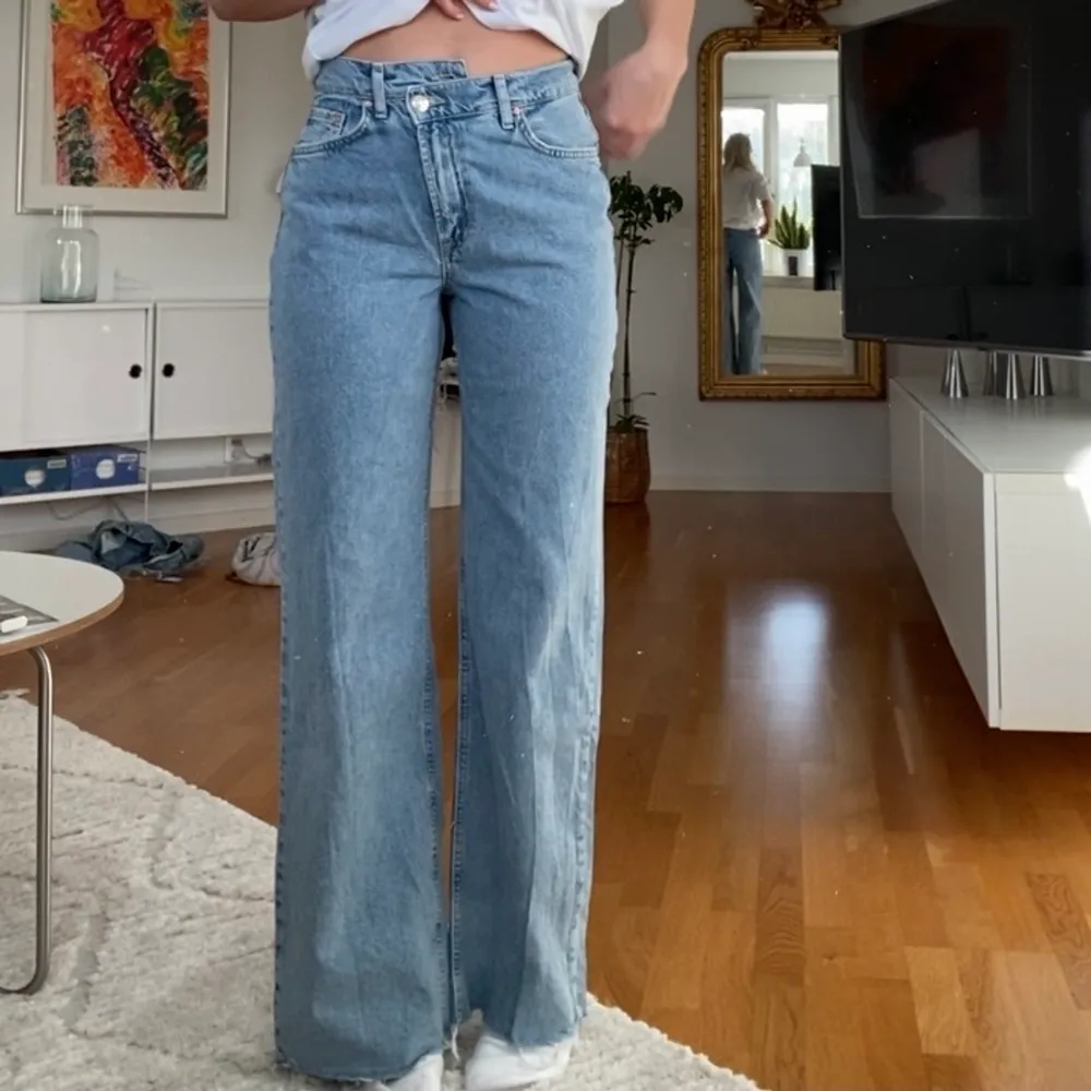 Supersnygga jeans med assymetrisk midja som tyvärr blivit lite för små för mig. Kan hämtas i Telefonplan eller så står köparen för frakt 🌸🥰. Jeans & Byxor.