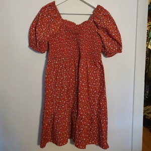 Sommarklänning - Helt ny oanvänd sommarklänning från Mango i stl M. Puffärm och rynk upptill. Jag bjuder på frakten.