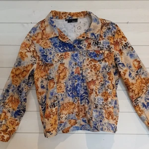 Flowers in deep ocean - En jeans jacka med tryck 