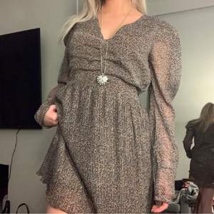 En brun grå klänning med volanger från NA-KD perfekt till sommaren, säljer då jag tycker den är lite stor på mig! Storlek 38💓