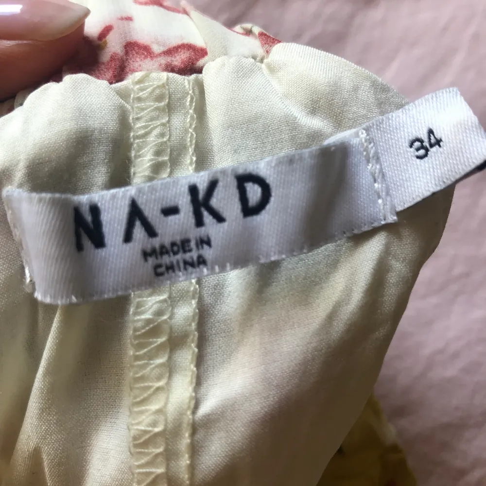 Blommig kjol från NA-KD  Lite längre baktill Storlek Xs. Skjortor.