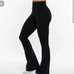 Bootcut jeans svarta - Vill sälja dessa för att jag råkade köpa fel storlek använd 1 gång då jag testade dem’🙃