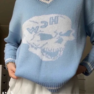 hcw sweater - (Lånad bild) Väldigt söt Heaven Can Wait tröja som jag köpt på Plick 💙 Tröjan kommer till en början från Shein, men har fortfarande bra skick! Använd fåtal gånger 🦋
