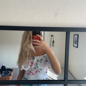 Blommig top - Crop top från Gina
