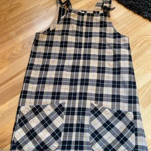 Rutig hängselklänning  - Så söt hängselklänning! Från Monki💕