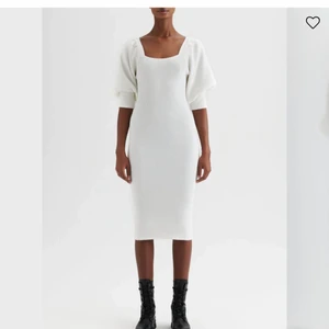 Vit stickad klänning  - Suuuper fin stickad klänning från Twist & Tango. Kramar kroppen så fint. Enbart använd en gång. Ny pris 1599kr. Storlek L men sitter som en S, jag har normaltvis 36 i allt 😍