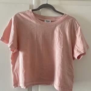 jättesnygg rosa crop top från cotton:on i storlek s 💗 tröjan är i mycket bra skick och har aldrig använts då den ej passar mig i storlek. tröjan är en crop top och något kortare i längden 💓