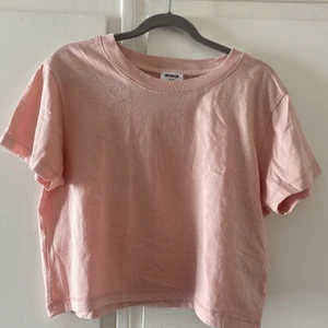 rosa t-shirt cotton:on - jättesnygg rosa crop top från cotton:on i storlek s 💗 tröjan är i mycket bra skick och har aldrig använts då den ej passar mig i storlek. tröjan är en crop top och något kortare i längden 💓