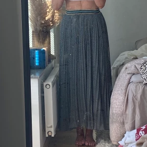 Kjol storlek medium  - OBS du får stå för fraktkostnad själv 