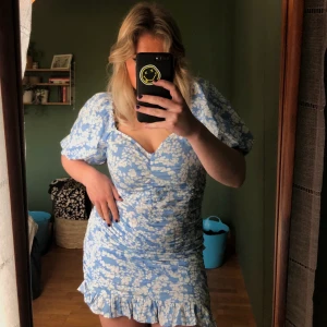 blommig klänning - Helt oanvänd! Storlek 42 men liten i storleken Köparen betalar för frakten