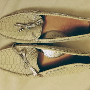 Marzio skinn - Carshoes fr Marzio, ljusgrå/silver skinn i nyskick, strl 39,5  200kr