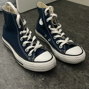 Converse - Vill få dessa sålda snabbt så jag kan gå ner i pris vid snabb affär! Jag har inte kvar kartong men dom är i princip nya, jag har använt dom max 4 gånger och de är tvättade och har inga stora skador. Köpta för 780kr, Skriv för fler bilder eller frågor!!