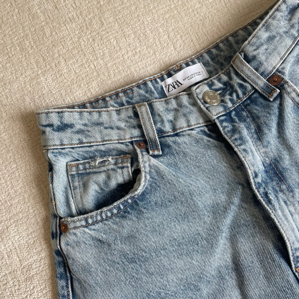 Säljer mina favorit jeans från zara då de blivit för små💕 är i straight leg modell och i nyskick! Storlek 34, ordinarie pris 399. Jeans & Byxor.