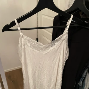 Spetslinne - Spetslinne i storlek S men sitter som en XS, vet ej vart den är ifrån tyvärr🫶🏼