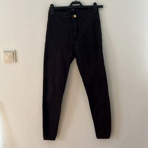 Svarta stretchiga jeans från Bershka. Storlek 38. Bra skick, finns tecken på användning. Högmidjade. 