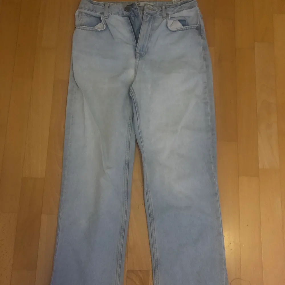 Ljusblå vida byxor från Zara i storlek 34. Jeans & Byxor.