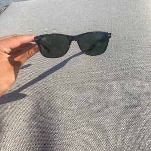 Rayban New Wayfarer - Helt nya Rayban New Wayfarer solglasögon som aldrig har används. Kommer med fodral samt putsduk.