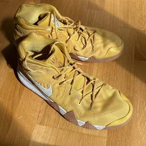 Nike Kyrie 4 ’Cinnamon Toast Crunch’ - Upphittade i flyttlådan, lätt använda. Priset går självklart att diskuteras med vettiga bud