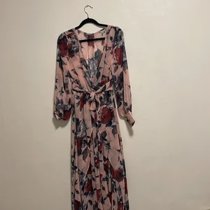 NA-KD maxiklänning - En jättefin lilla maxiklänning med blommor. Aldrig använd. Genomskinlig vid brösten. Från NA-KD. Storlek S