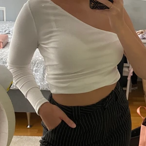 Nakd topp - Vit one shoulder topp från NAKD, köpt förra sommaren💕  Storlek S! Superfin detalj i ryggen & fint skick💜  Slutsåld på hemsidan i alla storlekar. Spårbar frakt 66kr :)