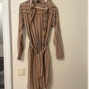 ”Skjortklänning” - En klänning, ser ut som en skjorta och knytes i midjan! Beige med svarta ränder!! ✨🫶🏼
