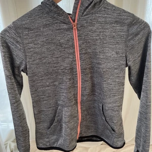 Träningstopp med luva - Används inte längre så säljer den💗