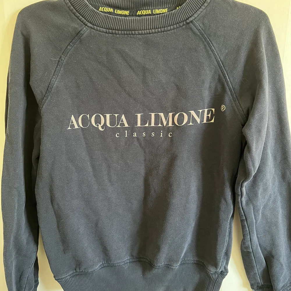 En väldigt använd Acqua Limone sweatshirt men som fortfarande har ett bra skick💕väldigt skön och bekväm sweatshirt💕 nypris 1000kr. Tröjor & Koftor.