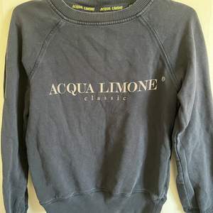 En väldigt använd Acqua Limone sweatshirt men som fortfarande har ett bra skick💕väldigt skön och bekväm sweatshirt💕 nypris 1000kr