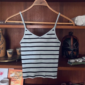 Randigt linne - Kort linne från American Eagle. Köpt 3 år sen, bra skick. Frakt tillkommer.