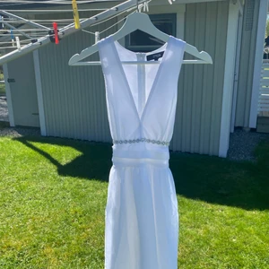 Vit klänning - Helt oanvänd vit klänning, ser ut att vara väldigt djup i v rigningen, men det är den inte.  Är stl 34 men är som en 36 . Tror den är köpt på antingen nelly eller bubbleroom♥️♥️♥️